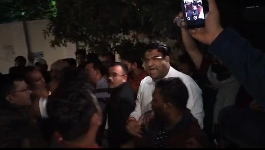 साइंस कॉलेज चौपाटी हटाने को लेकर घमासान, भारी विरोध के बीच शिफ्टिंग,पुलिस बल तैनात 2 1003337110