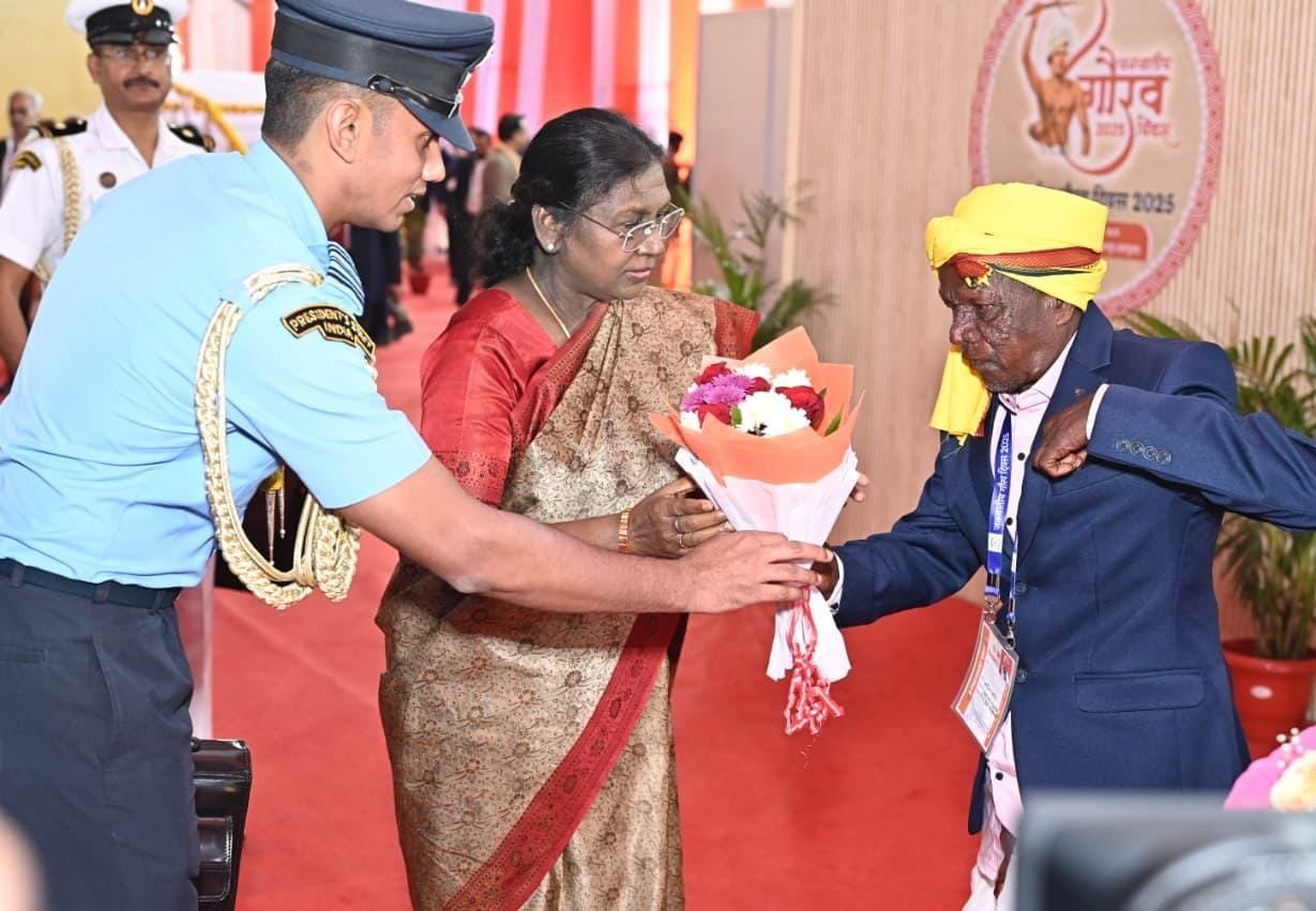 राष्ट्रपति द्रौपदी मुर्मु ने जनजातीय समाज प्रमुखों और स्वतंत्रता संग्राम सेनानियों से की मुलाकात 1 IMG 20251120 WA0029