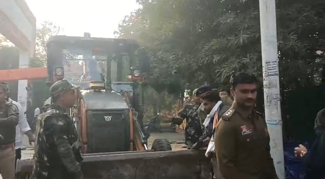 साइंस कॉलेज चौपाटी हटाने को लेकर घमासान, भारी विरोध के बीच शिफ्टिंग,पुलिस बल तैनात 1 IMG 20251122 122527