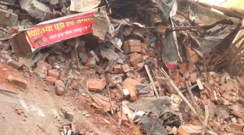 राजधानी में नाबालिग से दुष्कर्म मामले में आरोपी के अवैध निर्माण पर चला बुलडोजर 2 1003711278