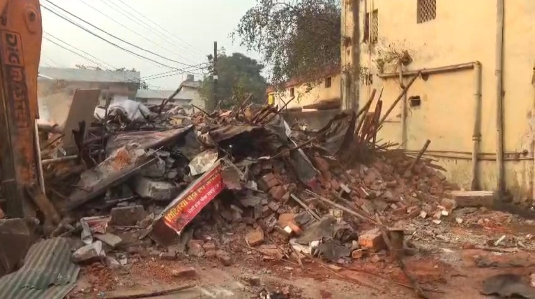 राजधानी में नाबालिग से दुष्कर्म मामले में आरोपी के अवैध निर्माण पर चला बुलडोजर 1 IMG 20260121 090028