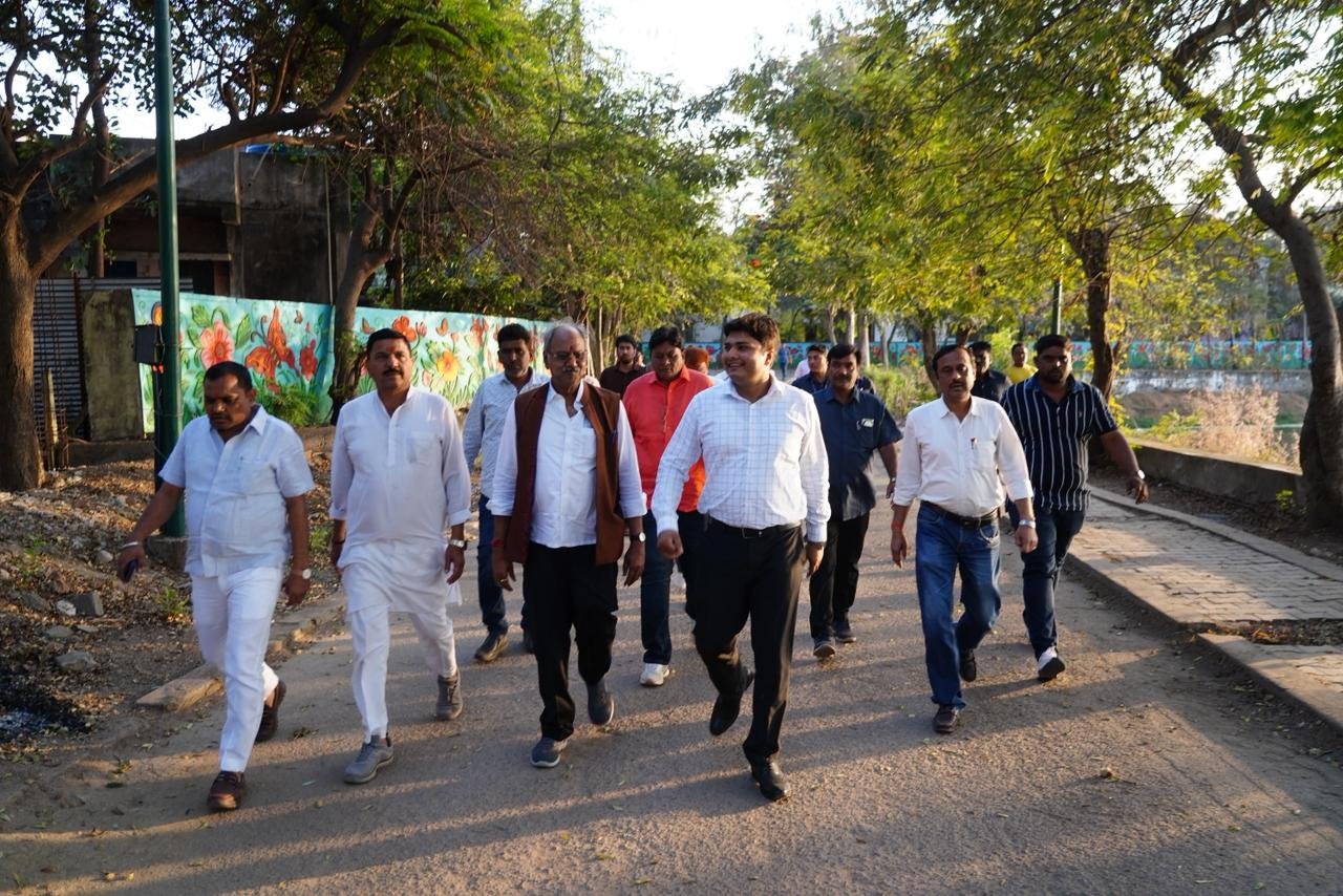 Raipur News: सड़कों से हटेंगे अतिक्रमण, जाम से मिलेगी राहत, रायपुर की सूरत बदलने सड़क पर उतरे सांसद बृजमोहन अग्रवाल 1 IMG 20260216 WA0067