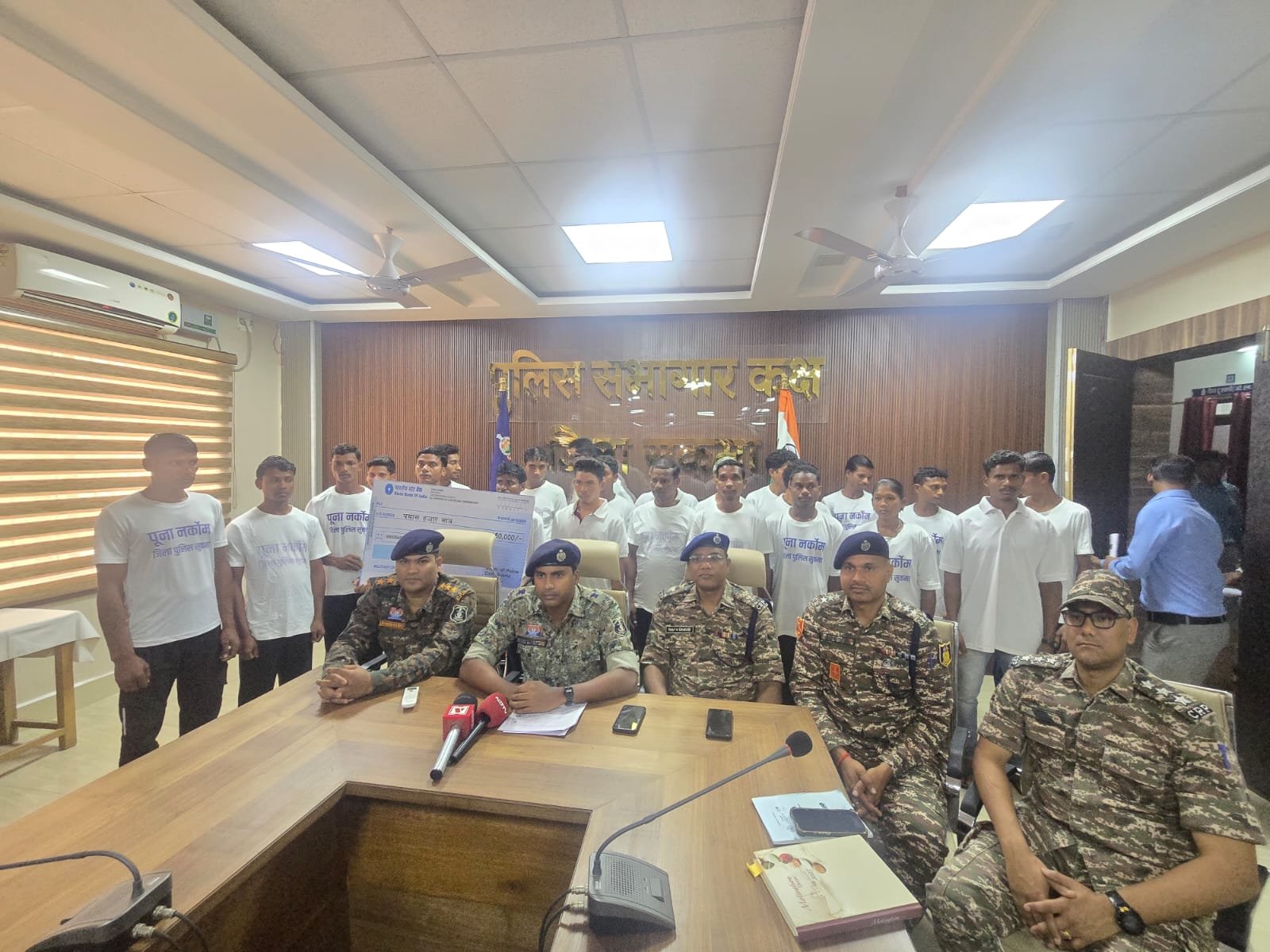 Naxal Surrender in Sukma : नक्सल उन्मूलन अभियान को बड़ी सफलता, 22 माओवादियों ने किया आत्मसमर्पण 1 IMG 20260217 WA0012