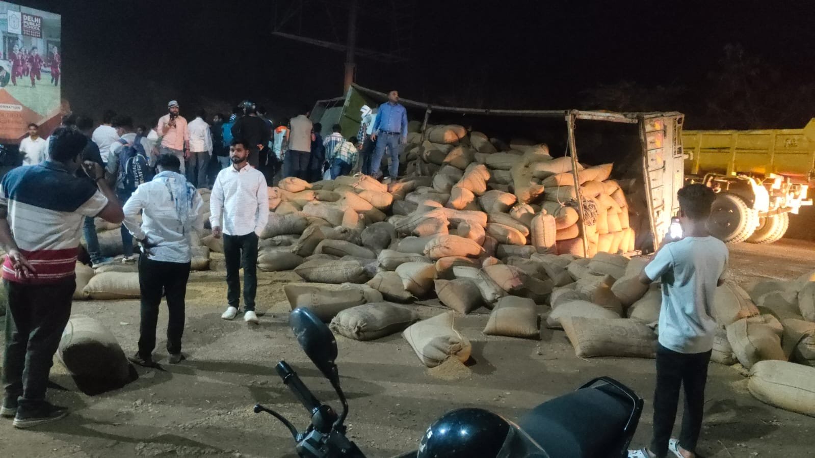 Road Accident: रायपुर में भीषण सड़क हादसा, चार लोगों की दर्दनाक मौत 1 IMG 20260222 WA0020