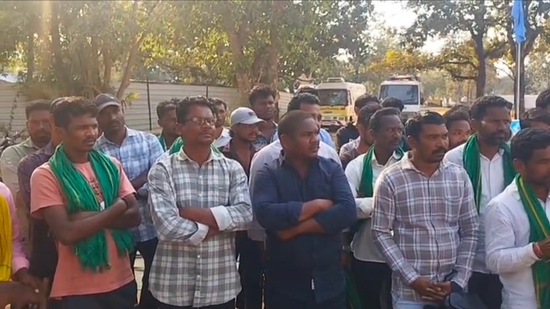 Sukma News: पूवर्ती शमशान में नक्सली कमांडर हिड़मा के कथित क्रियाकर्म का मामला, आंध्र प्रदेश और तेलंगाना से पहुंचे 70–80 लोग, पुलिस ने पूछताछ के बाद छोड़ा 1 IMG 20260214 125413