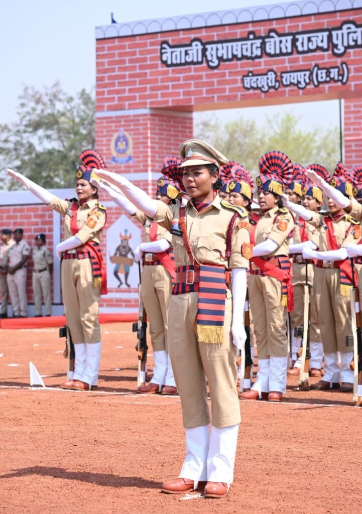 छत्तीसगढ़ पुलिस को मिला अब तक का सबसे बड़ा बैच: 859 सब इंस्पेक्टर-सूबेदार पास आउट, CM साय ने ली सलामी 2 1004123896