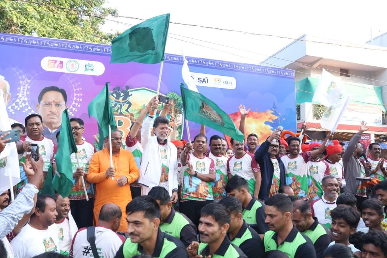 “बस्तर दौड़ा बदलाव की ओर”: 9,235 धावकों, अंतरराष्ट्रीय एथलीटों और सरेंडर्ड कैडर की ऐतिहासिक भागीदारी के साथ बस्तर हेरिटेज मैराथन 2026 बना एकता, खेल और विकास का प्रतीक 1 FB IMG 1774162940530