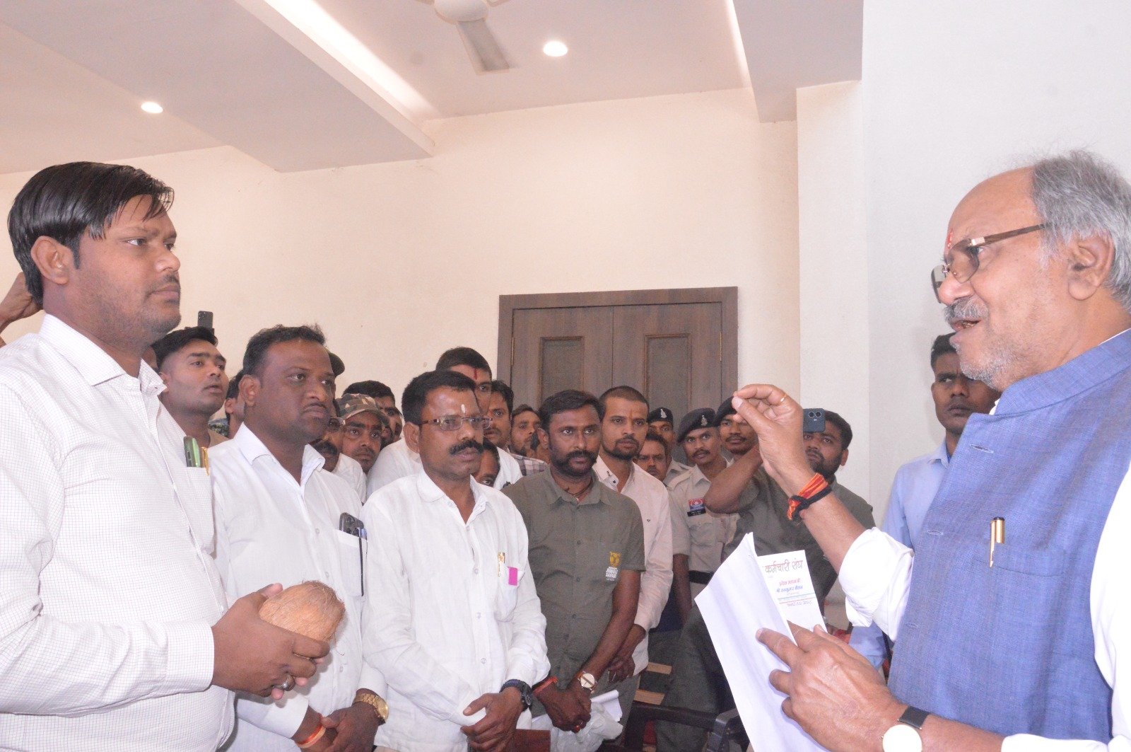 जंगल सफारी में निजीकरण का विरोध तेज, कर्मचारियों ने सांसद बृजमोहन अग्रवाल को सौंपा ज्ञापन 1 IMG 20260323 WA0040