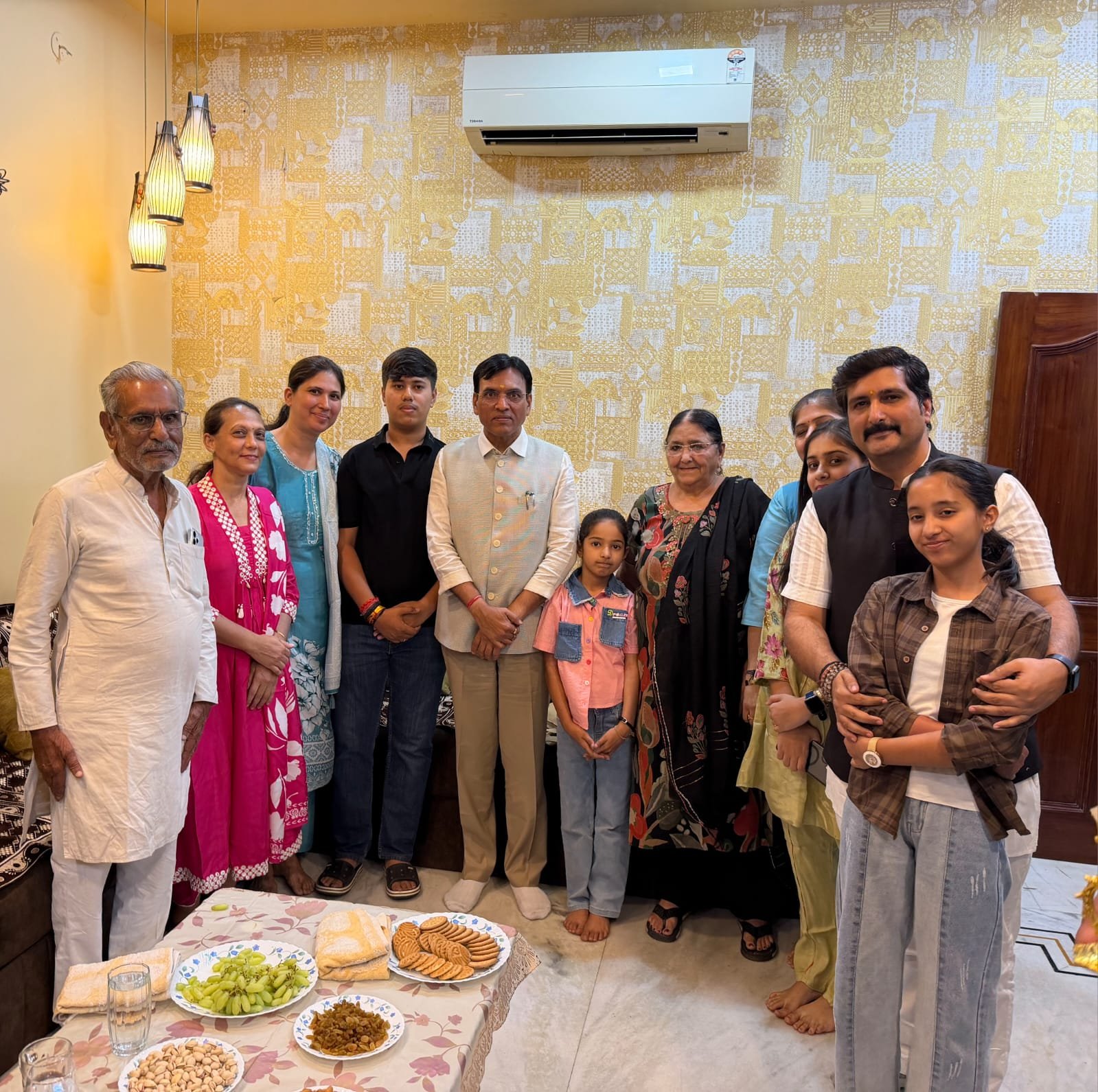 भाजपा प्रवक्ता अमित चिमनानी के निवास पहुंचे केंद्रीय मंत्री मनसुख मांडविया 1 IMG 20260326 WA0016