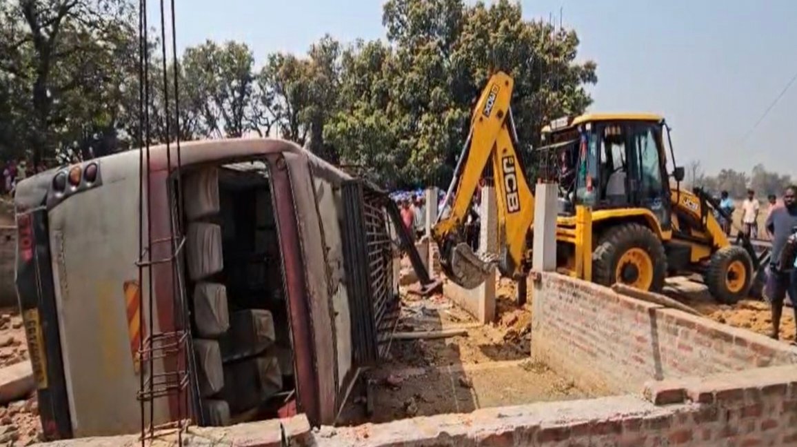 जशपुर में दर्दनाक सड़क हादसा: अनियंत्रित बस पलटी, 6 यात्रियों की मौत, 9 गंभीर घायल 1 IMG 20260306 125306