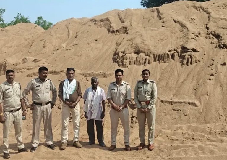 बरसात के लिए रेत का पहाड़ बनाने वालों पर रायपुर में छापे शुरू… नवापारा-आसपास सैकड़ों टन स्टोर रेत और दो पोकलेन सीज 1 IMG 20260521 210507