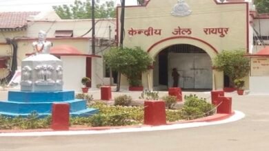 रायपुर सेंट्रल जेल में गैंगवार की खबर, मुलाकात कक्ष में गांजा तस्कर मुकेश बनिया और बदमाश जमन ईरानी के बीच मारपीट 1 IMG 20260524 213204