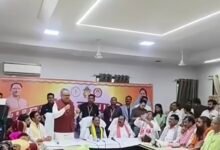 बेमेतरा में कलेक्टर-एसपी पर भड़के विधानसभा अध्यक्ष डॉ. रमन सिंह, बोले- "15 साल मुख्यमंत्री रहा, ऐसा कभी नहीं हुआ" 16 IMG 20260601 001029