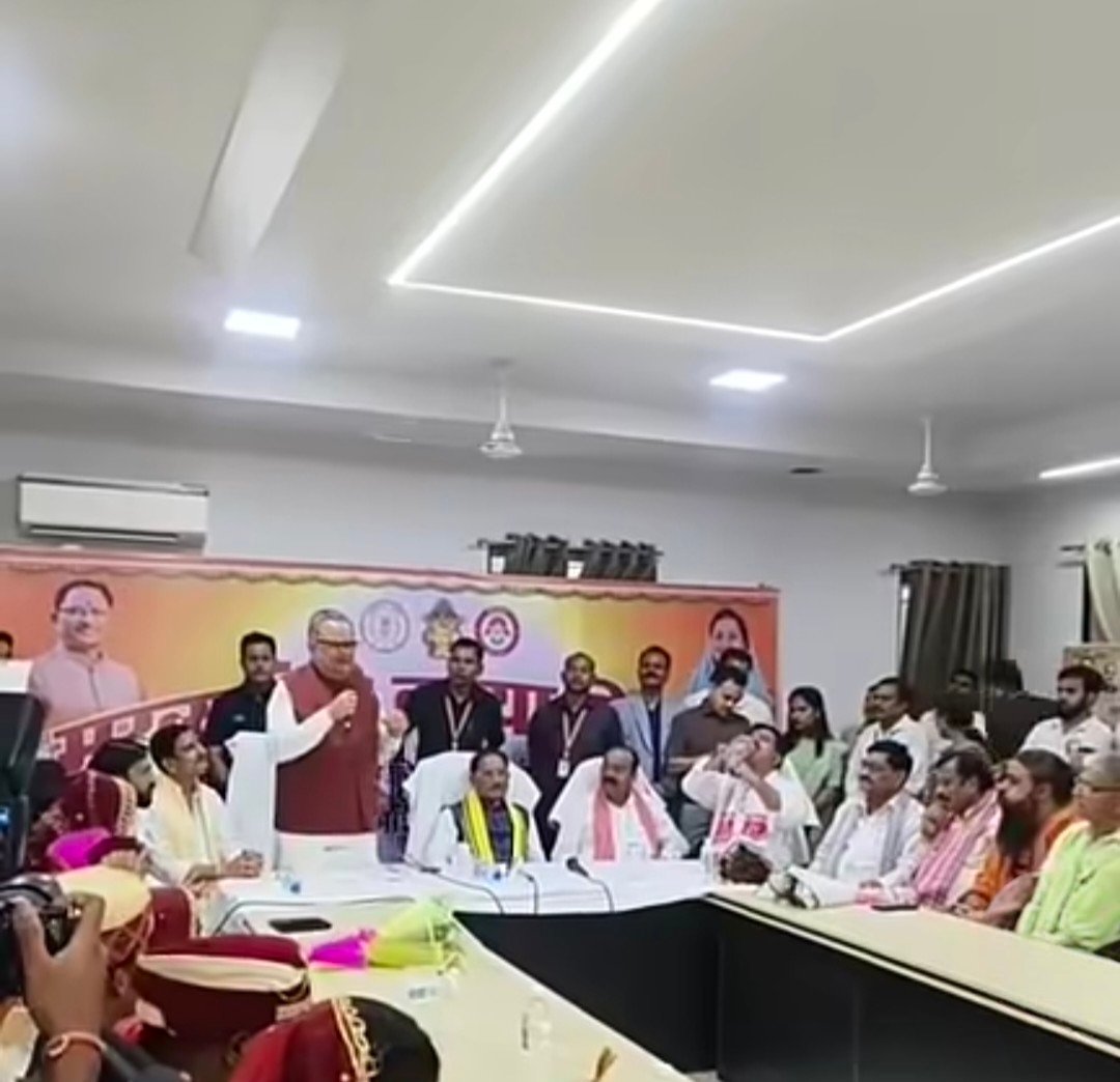 बेमेतरा में कलेक्टर-एसपी पर भड़के विधानसभा अध्यक्ष डॉ. रमन सिंह, बोले- "15 साल मुख्यमंत्री रहा, ऐसा कभी नहीं हुआ" 1 IMG 20260601 001029