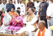 Sushasan Tihar: आम और बरगद के पेड़ तले लग रही सीएम साय की चौपाल… अफसरों के पहुंचने से पहले ग्रामीणों से सीधा संवाद, सुशासन का सख्त संदेश 24 IMG 20260606 WA0017