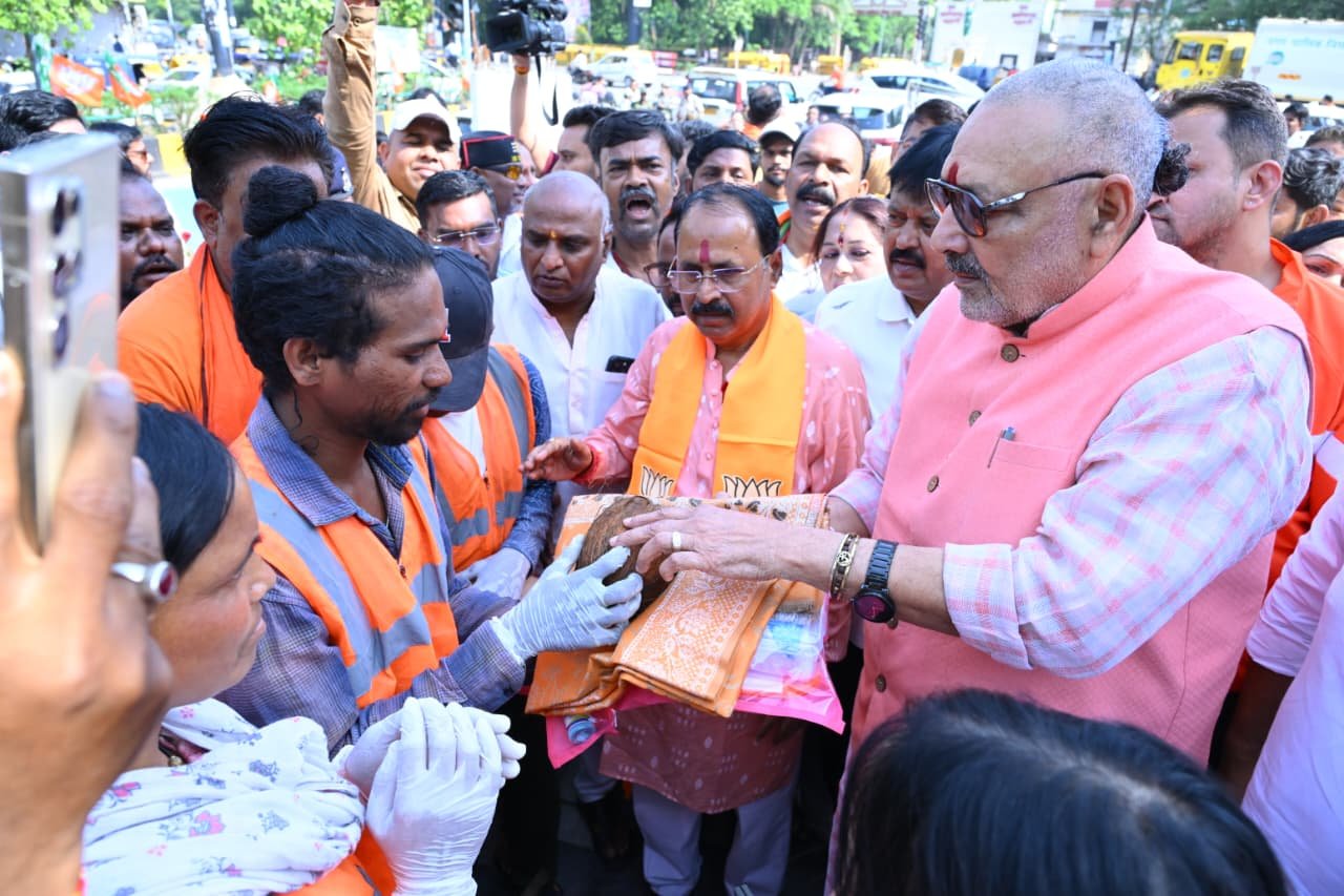 रायपुर में गिरिराज सिंह का जनसंपर्क ज़ारी, अम्बेडकर चौक में बाबा साहब को नमन, सफाई कर्मियों का किया सम्मान 1 IMG 20260613 WA0015