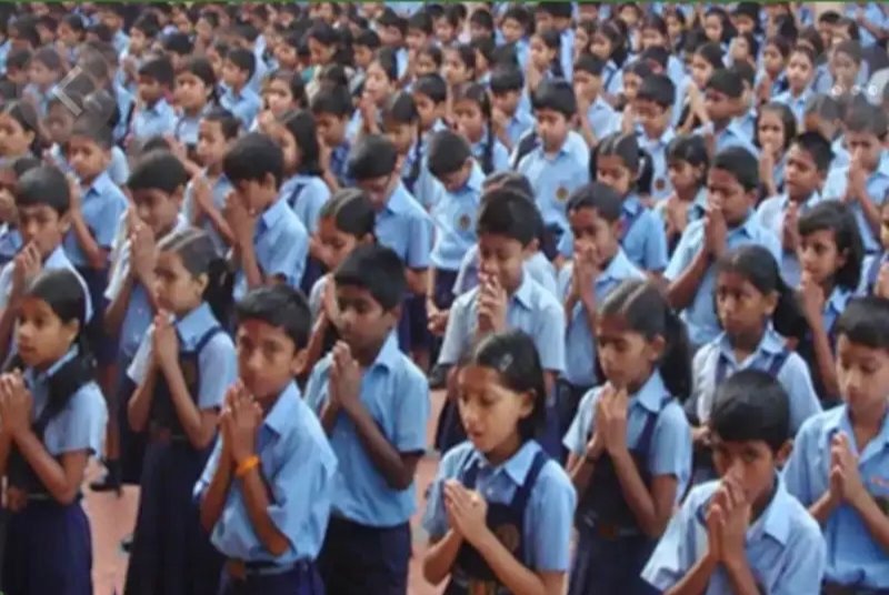 छत्तीसगढ़ के स्कूलों में बड़ा बदलाव: राष्ट्रगान, राज्यगीत और संस्कृति आधारित गतिविधियां अनिवार्य, 16 जून से ऑनलाइन हाजिरी भी जरूरी 1 IMG 20260613 081347