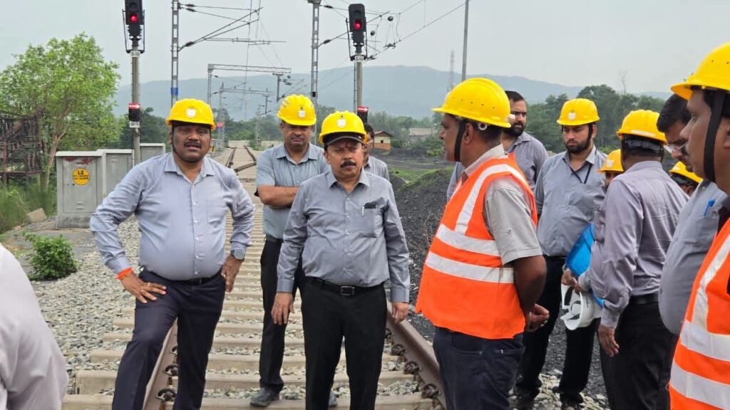 मानसून में भी कोयला डिस्पैच नहीं रुके, SECL निदेशक रमेश चंद्र मोहापात्रा ने दिए निर्देश 2 1004769329
