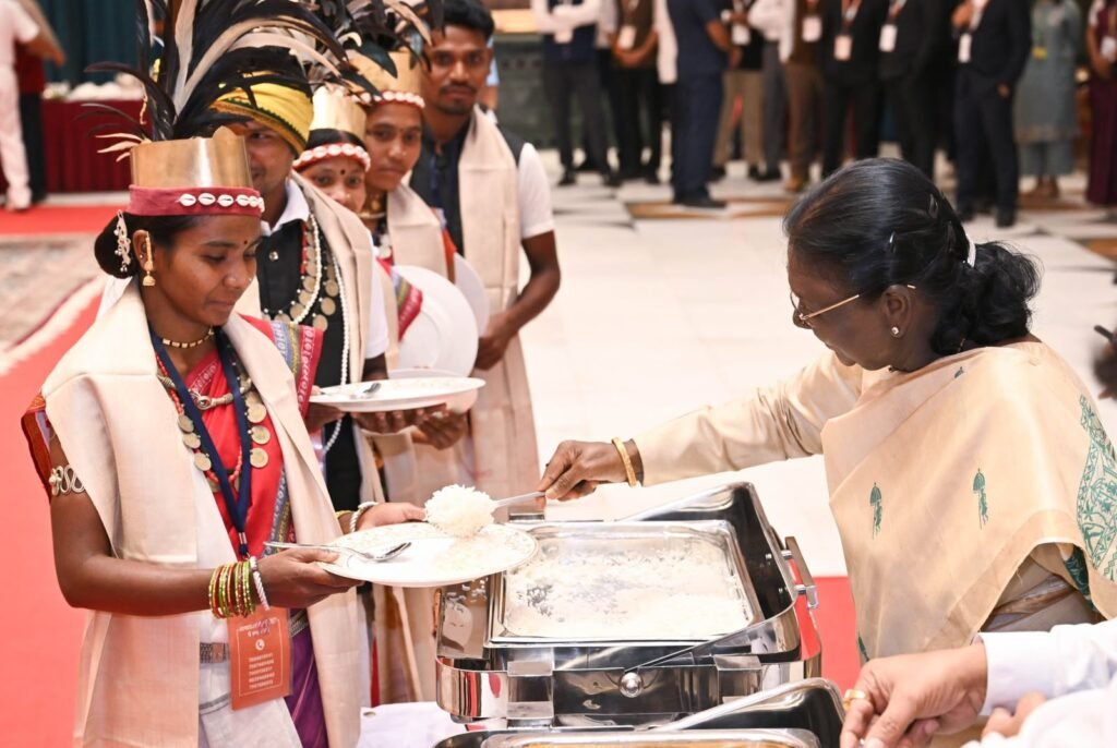 राष्ट्रपति भवन में गूंजा बस्तर का गौरव: मांझी-चालकी बने विशेष अतिथि, राष्ट्रपति ने स्वयं परोसा भोजन 3 1004864283 1