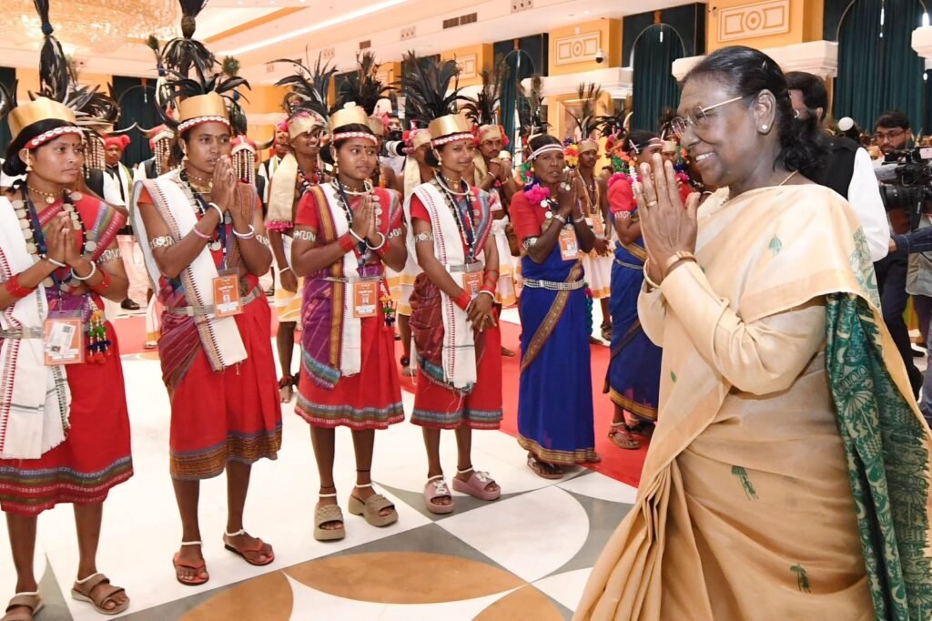 राष्ट्रपति भवन में गूंजा बस्तर का गौरव: मांझी-चालकी बने विशेष अतिथि, राष्ट्रपति ने स्वयं परोसा भोजन 2 1004864284