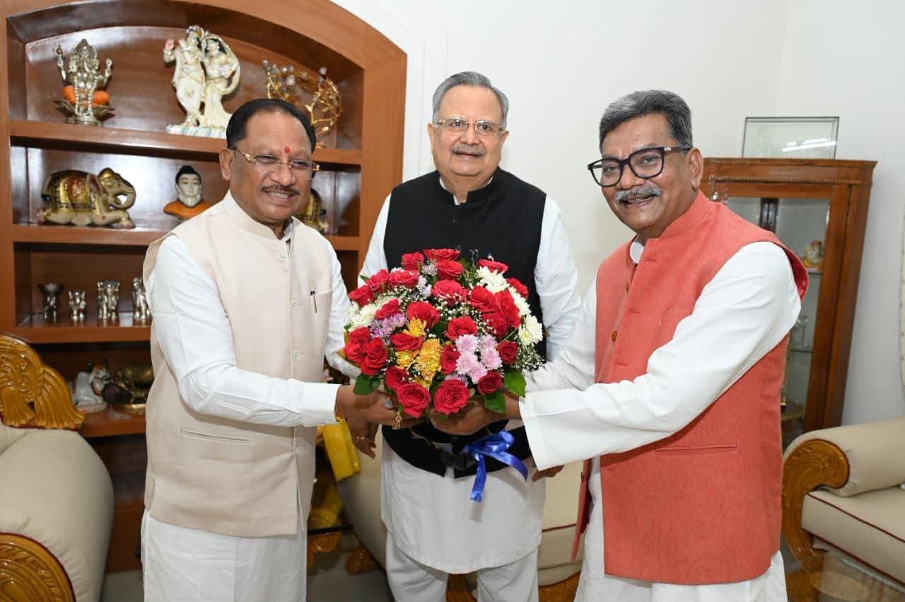 सीएम साय ने विधानसभा अध्यक्ष डॉ. रमन सिंह और नेता प्रतिपक्ष डॉ. चरण दास महंत से की सौजन्य भेंट 1 FB IMG 1783420095444