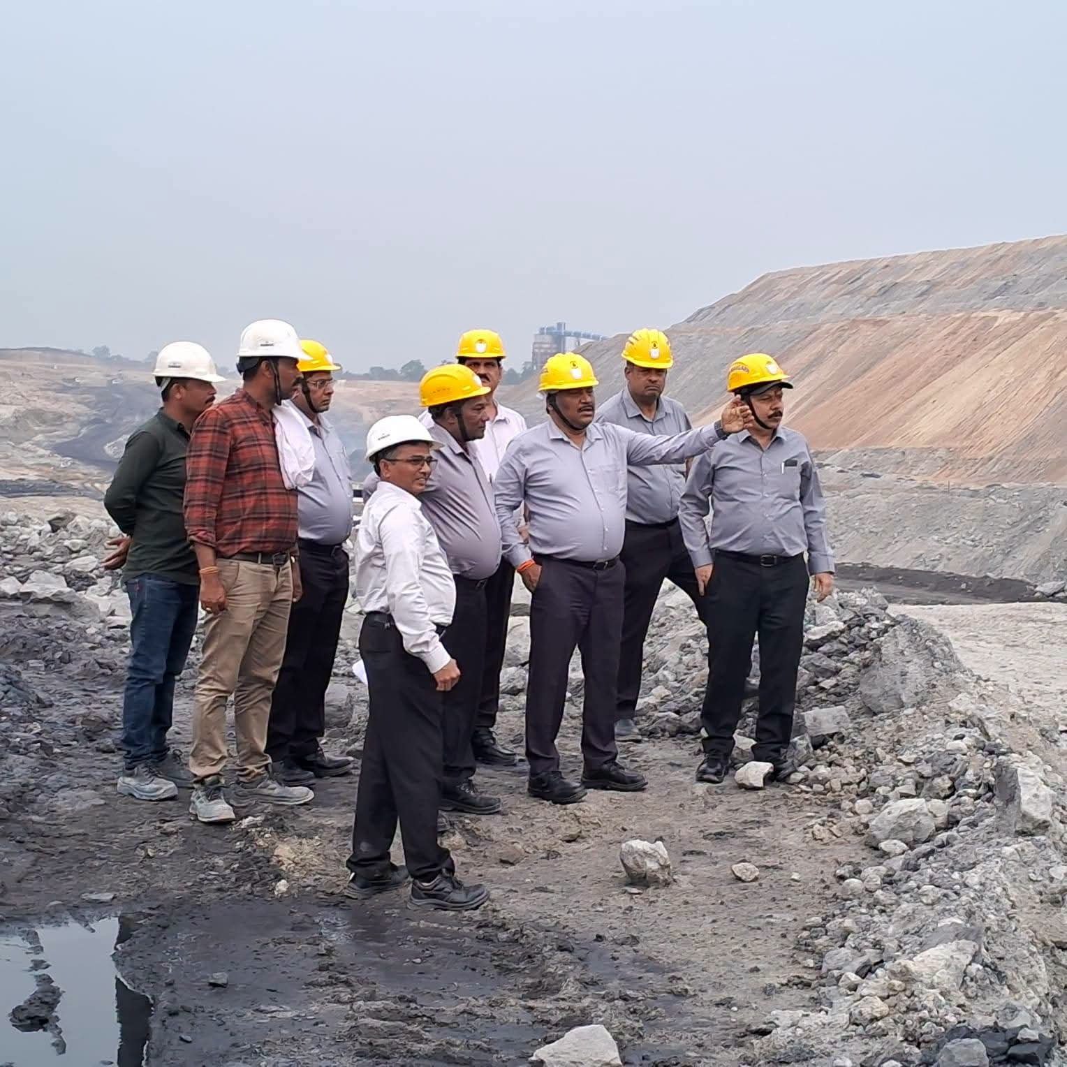 मानसून में भी कोयला डिस्पैच नहीं रुके, SECL निदेशक रमेश चंद्र मोहापात्रा ने दिए निर्देश 1 FB IMG 1784205038227
