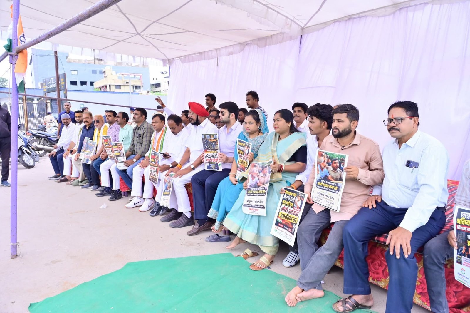 CG Breaking News: खम्हारडीह थाने में कांग्रेस का धरना समाप्त, पुलिस के लिखित आश्वासन पर बैज ने किया एक सप्ताह के लिए स्थगित 1 FB IMG 1784879903551
