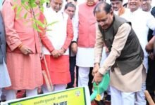 'एक पेड़ मां के नाम' अभियान 3.0, विधानसभा परिसर में सीएम विष्णु देव साय और डॉ. रमन सिंह ने लगाया रुद्राक्ष का पौधा 5 IMG 20260714 WA0214