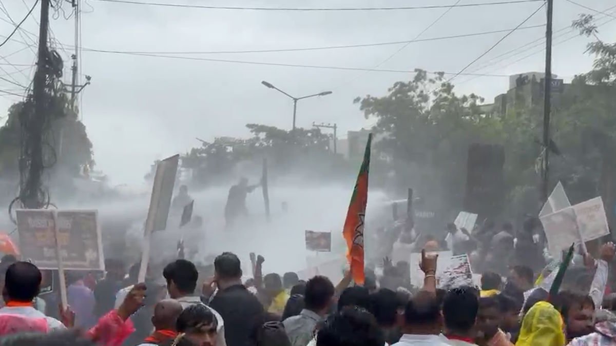 NEET पेपर लीक पर रायपुर में सियासी बवाल: भाजपा-कांग्रेस आमने-सामने, आंसू गैस और वाटर कैनन का इस्तेमाल 1 IMG 20260722 WA0025