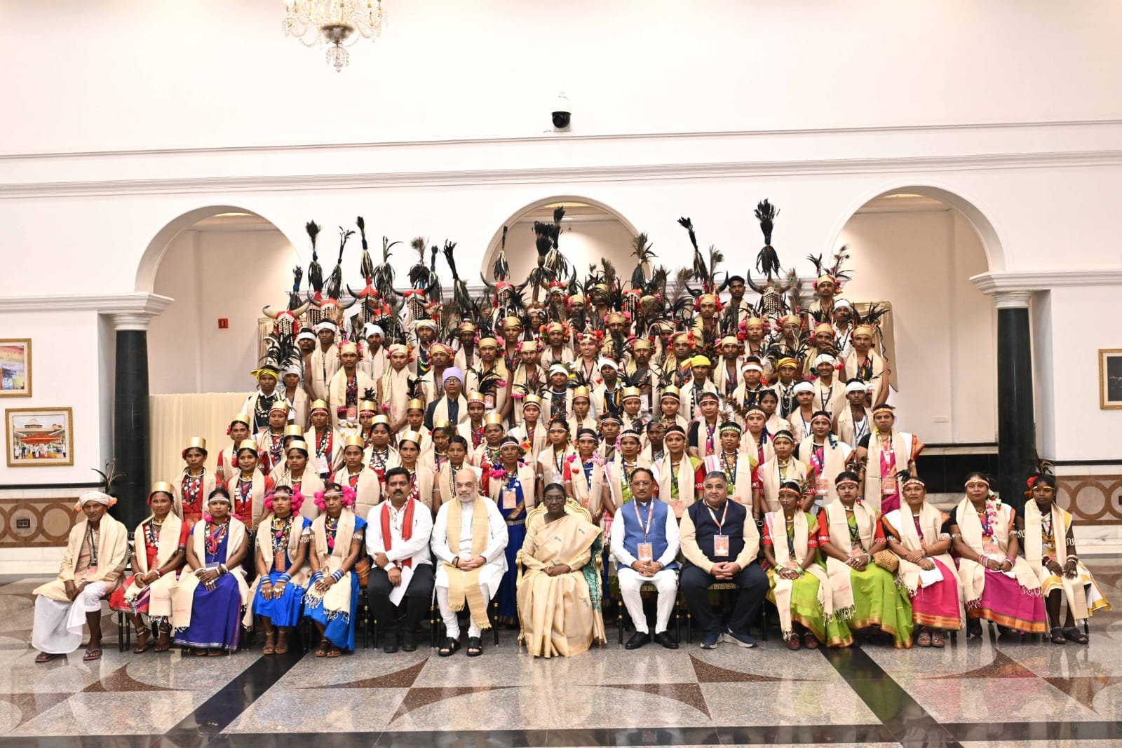 राष्ट्रपति भवन में गूंजा बस्तर का गौरव: मांझी-चालकी बने विशेष अतिथि, राष्ट्रपति ने स्वयं परोसा भोजन 1 IMG 20260730 WA0022 1