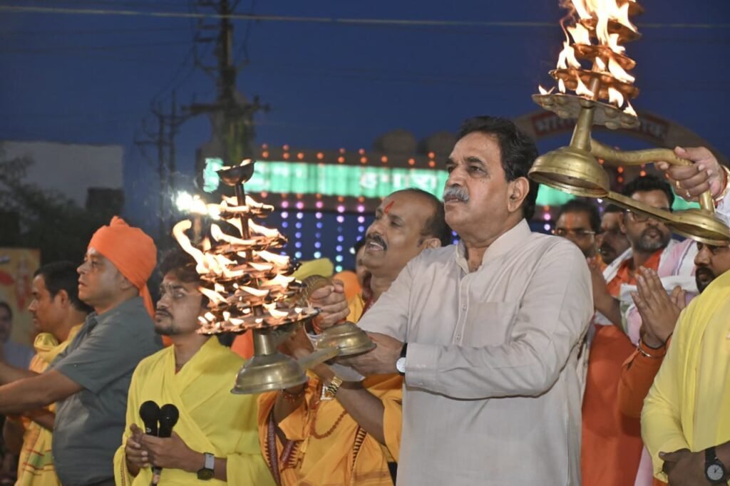 रायपुर पश्चिम में तिरंगा यात्रा ने रचा राष्ट्रगौरव का ऐतिहासिक अध्याय 4 1005015578