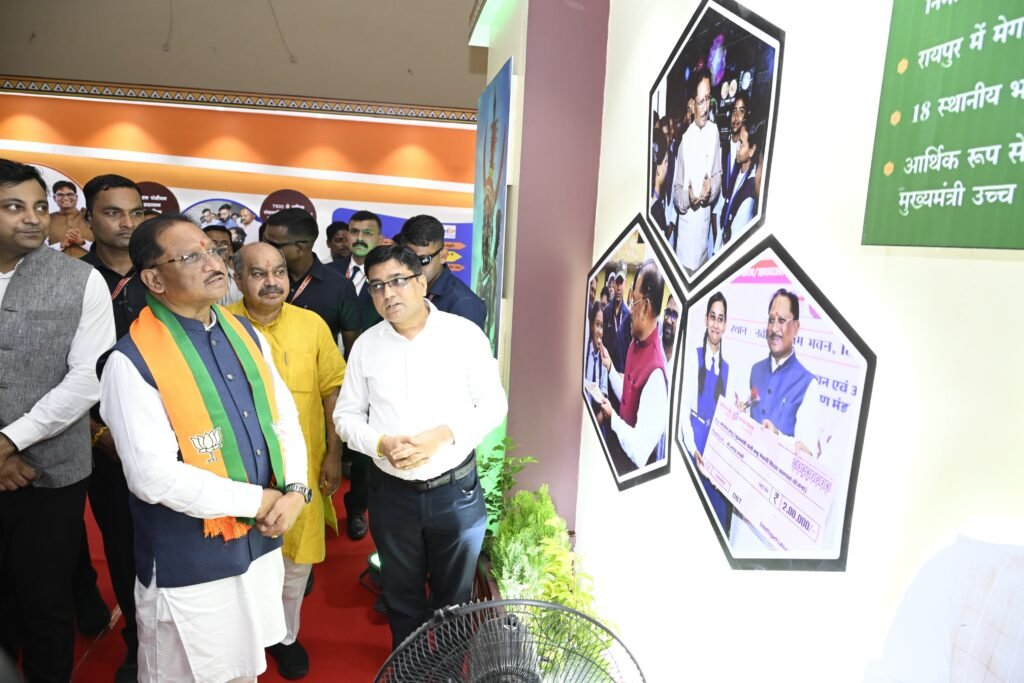 रायपुर में स्वतंत्रता दिवस पर CM साय ने किया सात दिवसीय छायाचित्र प्रदर्शनी का शुभारंभ, छत्तीसगढ़ के वीर नायकों की गाथा से लेकर विकास की तस्वीर तक एक मंच पर 2 1005025288