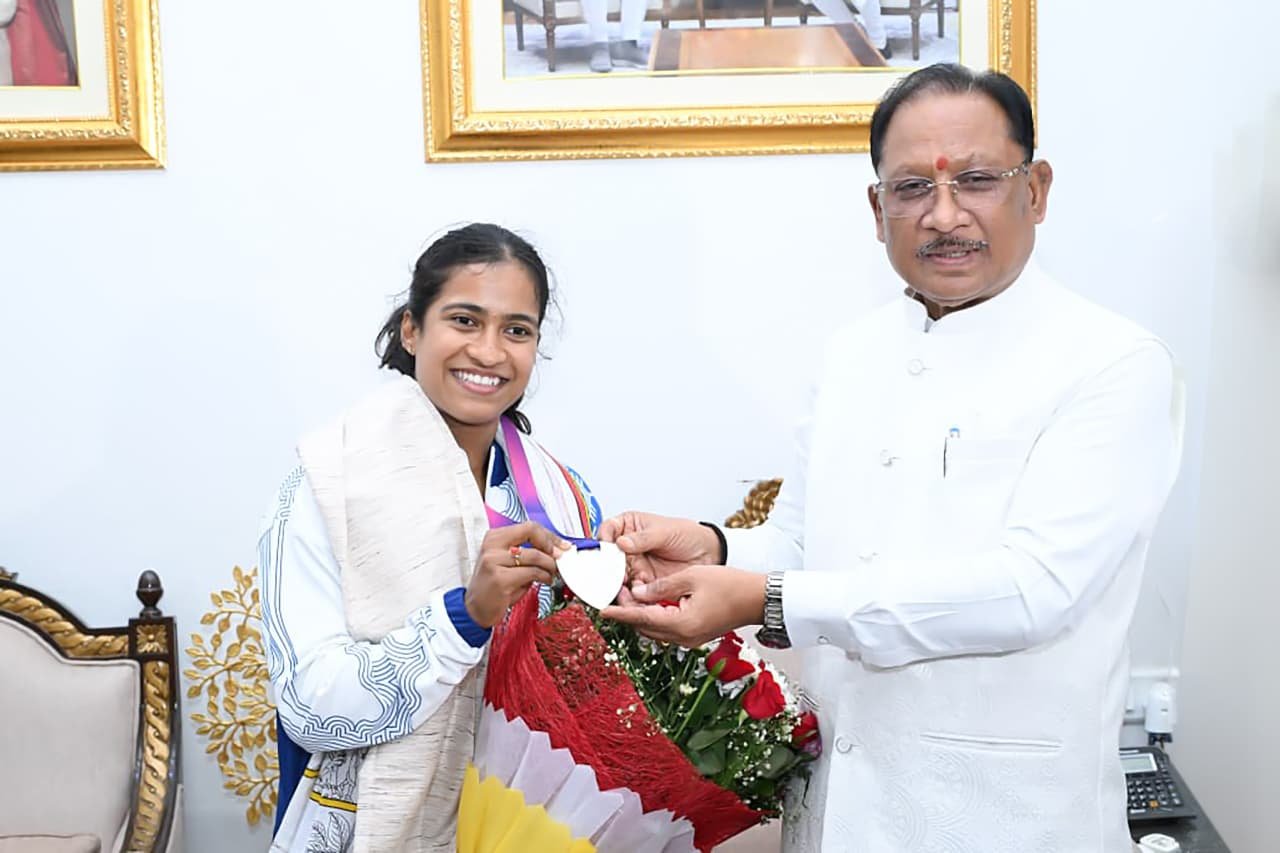 कॉमनवेल्थ गेम्स पदक विजेता ज्ञानेश्वरी यादव का मुख्यमंत्री निवास में भव्य सम्मान, 30 लाख रुपये और DSP पदोन्नति का ऐलान 1 IMG 20260803 WA0017