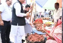 सड़क किनारे दीये बेच रही मीरा के पास अचानक पहुंचे CM साय, खरीदा ‘आशीर्वाद का दीया’; 1000 रुपए देकर किया श्रम का सम्मान 12 IMG 20260915 WA0014