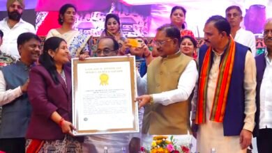 रायपुर में आयुर्वेद महासम्मेलन: 1 हजार से अधिक महिलाओं ने रक्तदान कर बनाया वर्ल्ड रिकॉर्ड; विधायक अनुज शर्मा और कलेक्टर गौरव सिंह ने लिया देहदान का संकल्प 1 IMG 20260923 132004