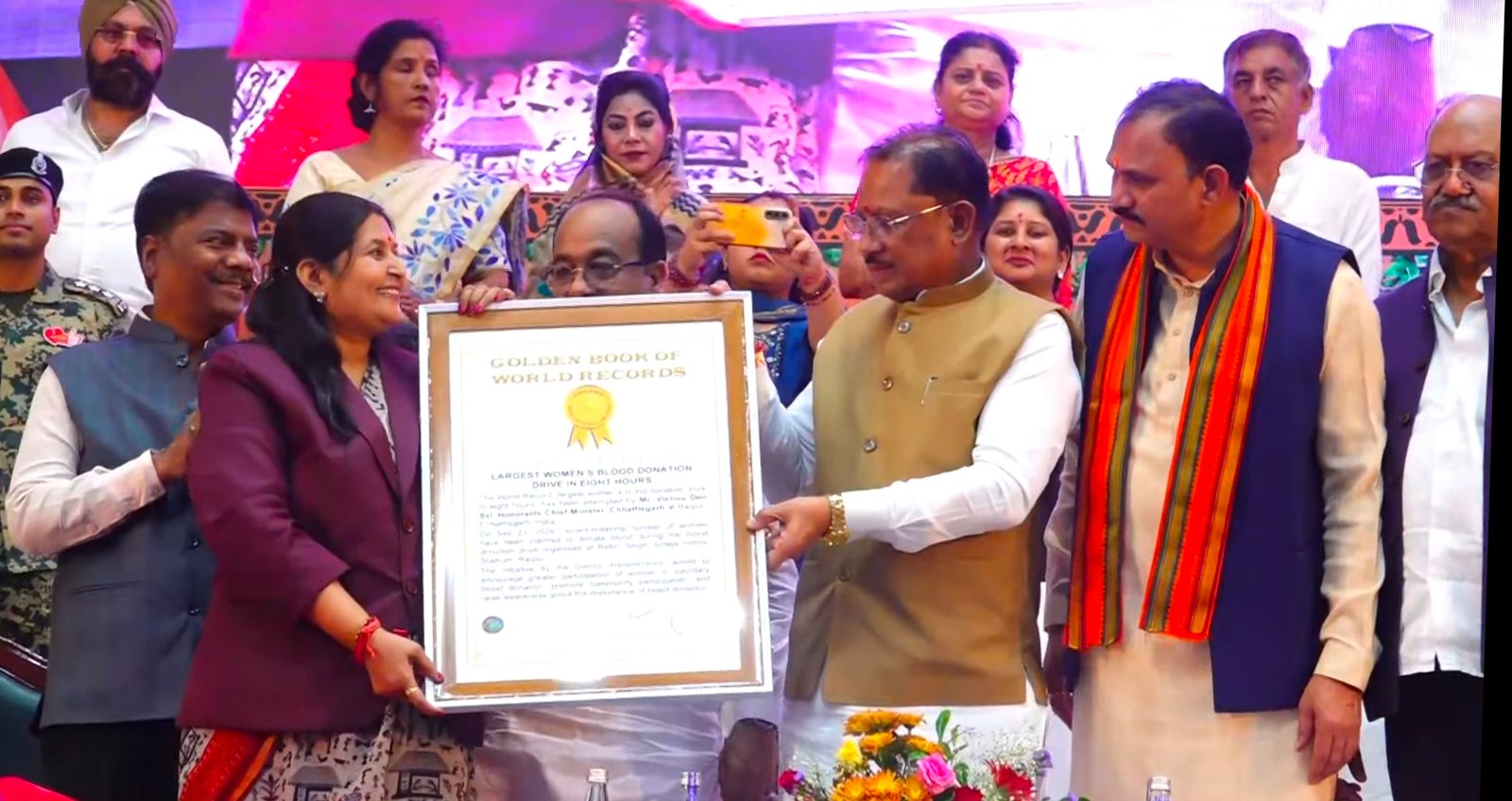 रायपुर में आयुर्वेद महासम्मेलन: 1 हजार से अधिक महिलाओं ने रक्तदान कर बनाया वर्ल्ड रिकॉर्ड; विधायक अनुज शर्मा और कलेक्टर गौरव सिंह ने लिया देहदान का संकल्प 1 IMG 20260923 132004
