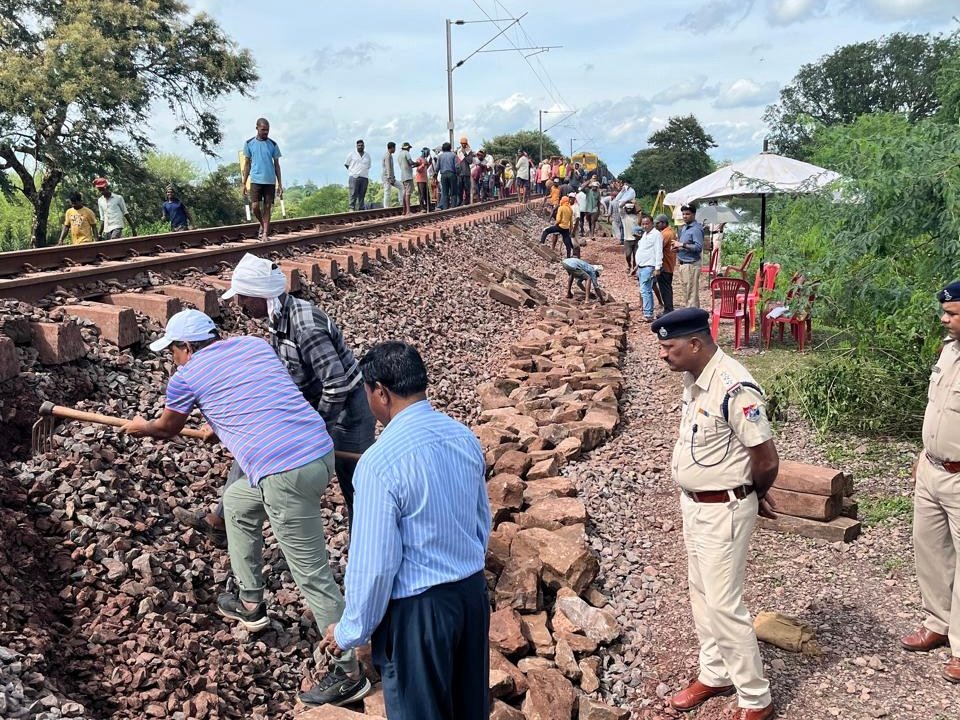 छत्तीसगढ़ में भारी बारिश से रेलवे ट्रैक धंसा, दुर्ग-दल्लीराजहरा सेक्शन में ट्रेनों का परिचालन प्रभावित 1 IMG 20260926 145305