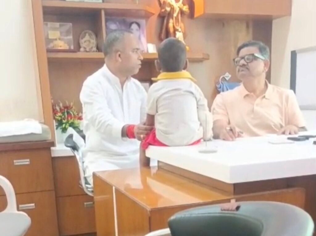 घायल मासूम के लिए फरिश्ता बनकर पहुंचे थे राहुल हरितवाल, सूचना मिलते ही अस्पताल पहुंचाया; पुलिस को सूचना देकर आरोपी सौतेला पिता और मां और कराया गिरफ्तार 3 1005682401