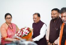 सादगी से हुआ BJP प्रभारी स्मृति ईरानी का स्वागत, कुछ देर में शुरू होगा संगठन की बैठकों का दौर 4 IMG 20261025 WA0007