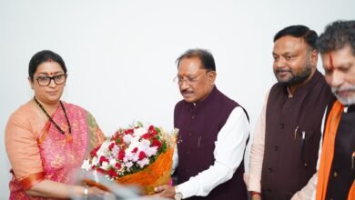 सादगी से हुआ BJP प्रभारी स्मृति ईरानी का स्वागत, कुछ देर में शुरू होगा संगठन की बैठकों का दौर 1 IMG 20261025 WA0007